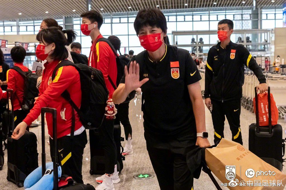 德国天空体育记者FlorianPlettenburg在节目透露，瓦拉内可能在冬窗离开曼联，拜仁对他感兴趣，但认为球员薪资太高。